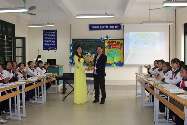 thầy giáo lê anh tuấn tặng hoa chúc mừng cô giáo Nguyễn thị huyền trong tiết dạy chuyên đề cấp quận môn âm nhạc.JPG